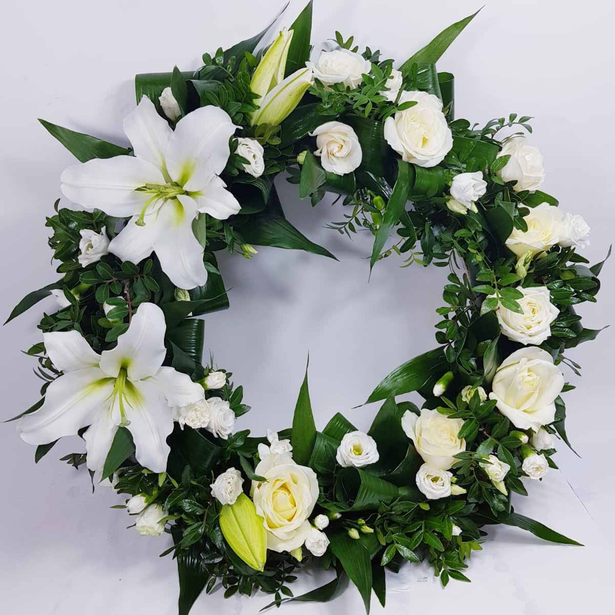 Coroana funerara di mix flori albe